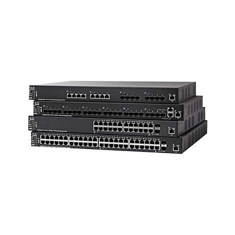 Vier schwarze Netzwerk-Switches gestapelt. Jeder Switch hat viele Ports und Beschriftungen.