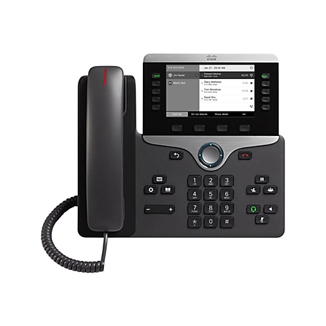 Un téléphone Cisco noir avec un écran, des boutons de numérotation et un combiné. L'écran affiche les coordonnées des contacts.
