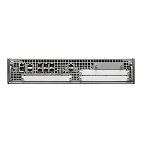 Nahaufnahme eines silberfarbenen Cisco ASR 1002-X-Routers mit zahlreichen Anschlüssen und Labels. Die Vorderseite zeigt Anschlüsse für verschiedene Funktionen, u. a. AUX, CON, GE und GPS. Deutlich sind auch die Beschriftungen CISCO und CLASS 1 LASER PR...