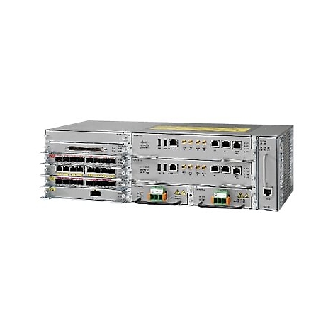 Cisco Netzwerk-Router mit mehreren Modulsteckplätzen und silbernem Gehäuse auf weißem Hintergrund.