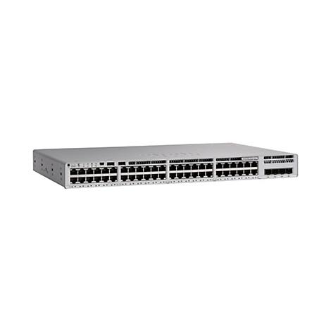 Commutateur Cisco gris avec de nombreux ports et indicateurs sur fond blanc. Le commutateur est rectangulaire et comporte plusieurs rangées de ports. Des LED et le logo Cisco sont visibles à l'avant.