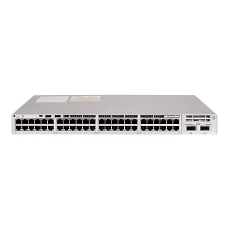 Un commutateur Cisco argenté avec plusieurs ports et étiquettes. L'appareil est posé sur un fond blanc.