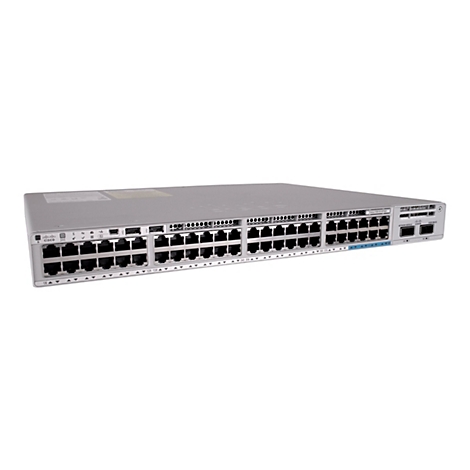 Un commutateur réseau gris avec de nombreux ports et le logo Cisco. Le commutateur est représenté dans une perspective légèrement inclinée sur un fond blanc.