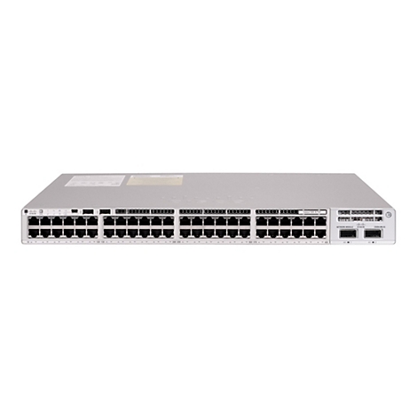Un commutateur Cisco argenté, photographié de face. Une étiquette est visible en haut du boîtier, en dessous plusieurs rangées de ports. Sur le côté droit, il est écrit "Catalyst 9200 48 PoE+".