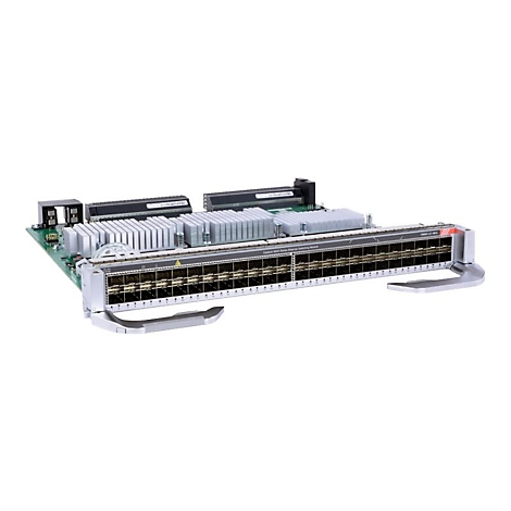 Un commutateur informatique multi-ports avec des dissipateurs thermiques, sur fond blanc.