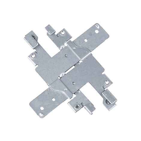 Metallwinkel mit Löchern, auf weißem Hintergrund, Detailaufnahme.