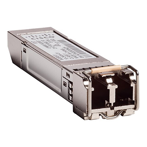 Ein metallischer SFP-Transceiver mit dem Cisco-Logo und der Beschriftung. Der Stecker ist im Detail zu sehen.