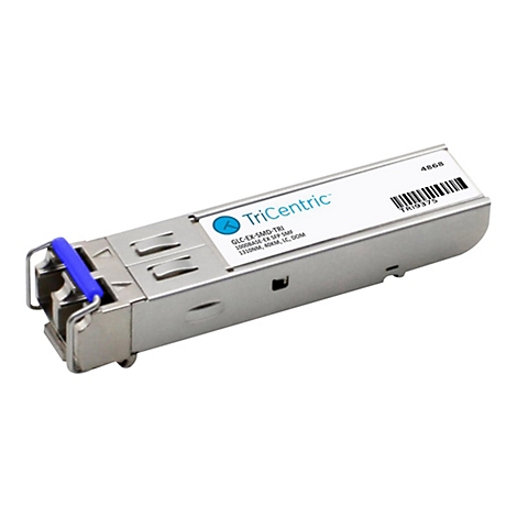 Ein silberner SFP-Transceiver mit blauem Hebel und weißer Beschriftung.