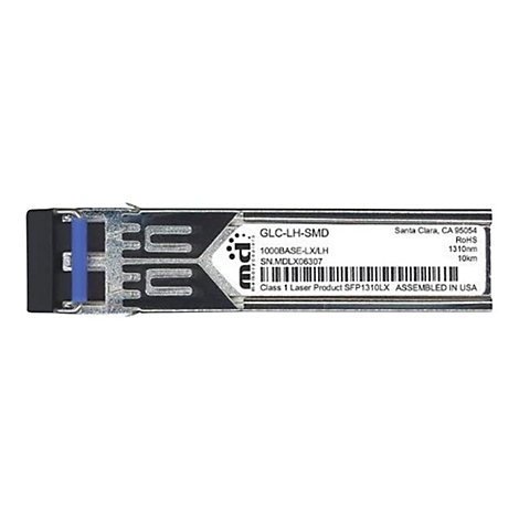 Ein SFP-Transceiver, silberfarben mit blauen Elementen und Beschriftungen. Der Text lautet: GLC-LH-SMD, 1000BASE-LX/LH, SN.MDLX06307, Santa Clara CA 95054, RoHS, 1310nm, 10km.
