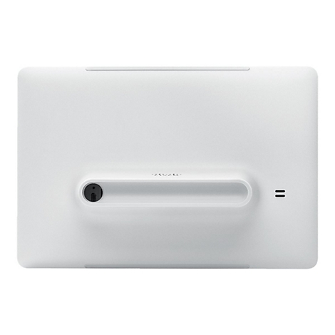 Rückseite eines weißen Tablets mit Stützvorrichtung und Ein- und Ausschalter. Rechts befindet sich ein senkrechter Strich.