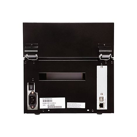 Rückseite eines schwarzen Druckers: Klappe offen, Stecker, Anschlüsse, Aufkleber mit technischen Daten.
