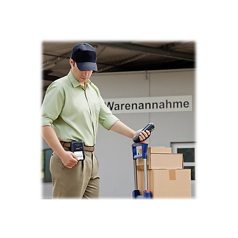Ein Mann in Arbeitskleidung scannt Waren bei der Warenannahme, mit einer Box und einem Handscanner.
