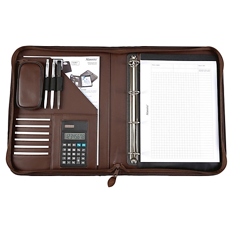 Mallette de documents en cuir marron ouverte. Contient des stylos, une calculatrice, un bloc-notes et une brochure.