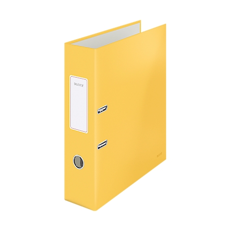 Classeur jaune avec étiquette blanche. Deux anneaux métalliques et un trou de stockage.