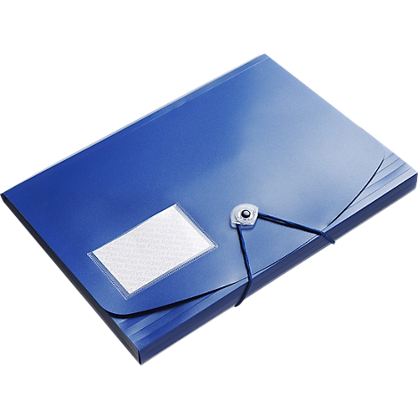 Dossier bleu avec fermeture élastique, champ d'adresse blanc. Du papier bleu clair est visible en arrière-plan.