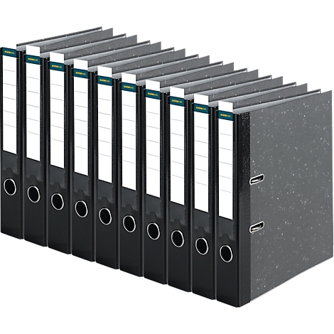 Une rangée de classeurs noirs, avec des étiquettes blanches et des anneaux argentés.