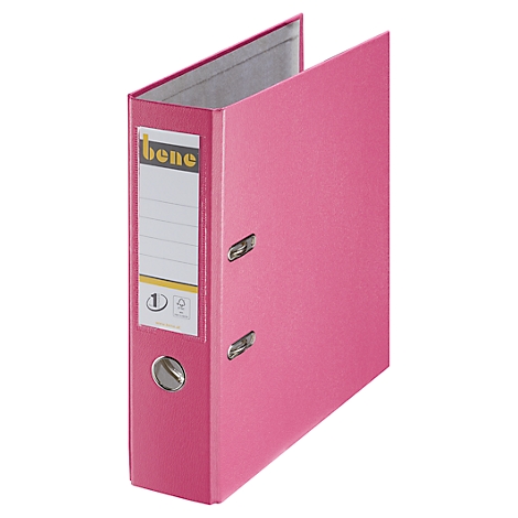 Un classeur rose ouvert sur fond blanc. Sur le dos, une étiquette avec la marque "bene" et le numéro.