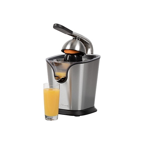 Elektrische Zitruspresse aus Edelstahl mit einem Glas frisch gepresstem Orangensaft auf weißem Hintergrund.