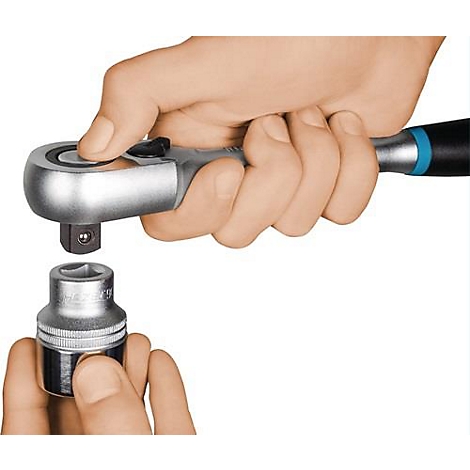 Une personne place une douille sur un cliquet. Les outils sont en métal.