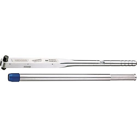 Une clé dynamométrique et un outil supplémentaire reposent sur un fond blanc. La clé a une douille noire, est argentée et porte des caractères.