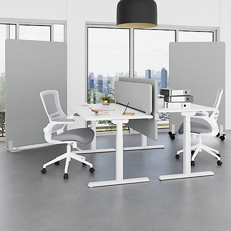 Bureau avec bureaux blancs, chaises et cloisons grises. Vue sur les fenêtres avec la skyline.