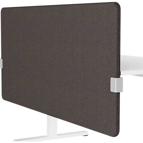 Cloison rectangulaire marron fixée à un bureau blanc. Le panneau est maintenu en place par des clips argentés.
