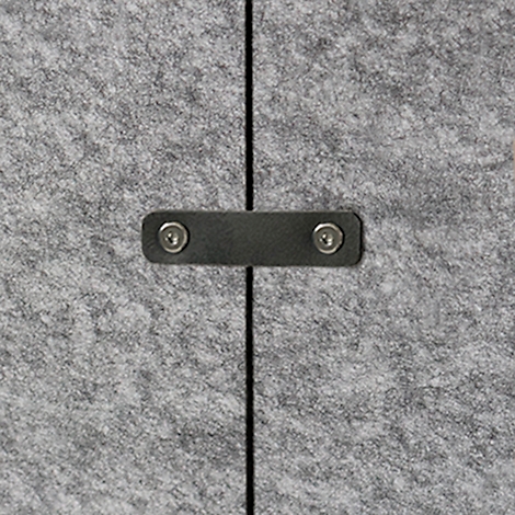 Gros plan : Panneaux de feutre gris reliés par une plaque métallique foncée, fixée avec des vis.