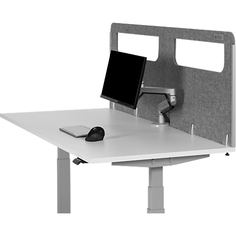 Un bureau gris avec moniteur, clavier et souris. Derrière une cloison en feutre.