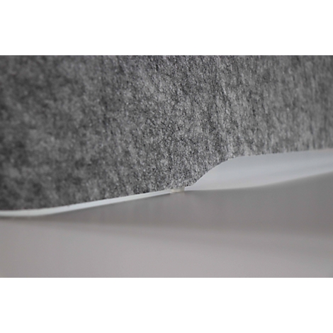 Le tissu en feutre gris rencontre une surface en plastique claire et ondulée. Le contraste de texture et de forme est évident.