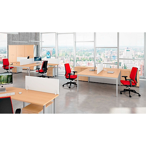 Bureau avec bureaux clairs, chaises rouges et une grande fenêtre donnant sur une ville.