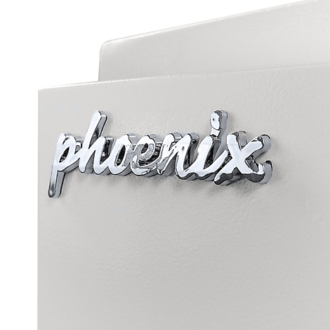 Gros plan sur le logo chromé Phoenix sur une surface gris clair texturée.