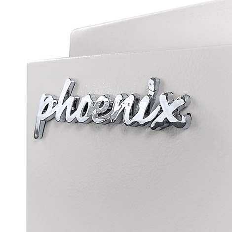 Gros plan du lettrage chromé Phoenix sur une surface métallique gris clair mat.