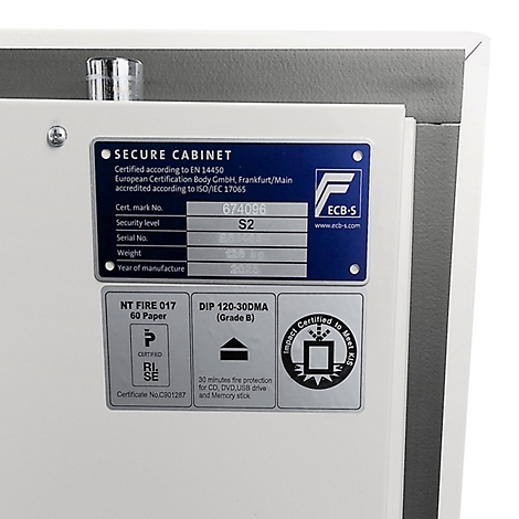 Étiquettes de certification sur un coffre-fort blanc avec niveau de sécurité S2 et détails de protection incendie.
