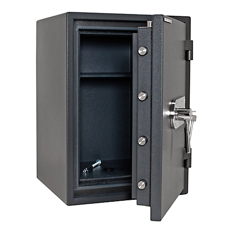 Un coffre-fort gris foncé ouvert. La porte est ouverte, intérieur avec étagère. La serrure et la poignée sont argentées.
