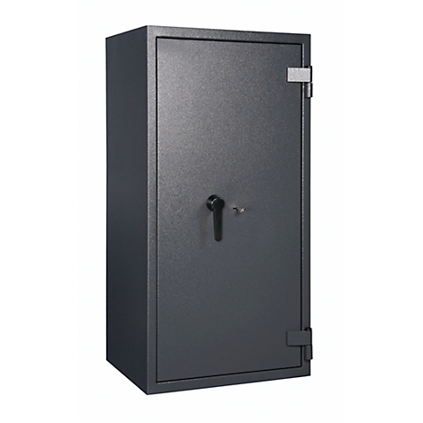 Un coffre-fort gris avec une poignée noire. La porte a un trou de serrure et des charnières. L'appareil est placé sur un fond blanc.