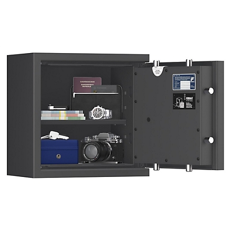 Coffre-fort sombre ouvert, révélant objets de valeur : appareil photo, montre, bijoux, papiers. Porte avec étiquette d'information.