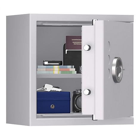 Coffre-fort ouvert avec contenu : passeports, clés, boîte à bijoux. Armoire en acier grise.