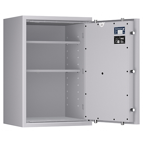 Coffre-fort gris, porte ouverte, avec étagères. Des autocollants sont apposés à l'intérieur de la porte.