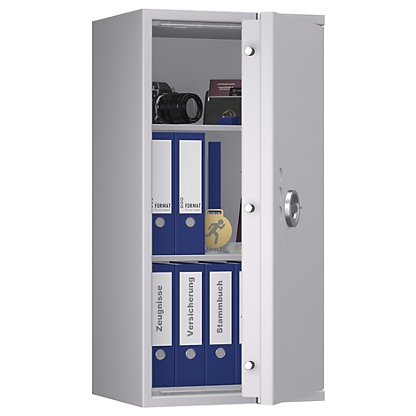 Coffre-fort gris avec porte ouverte. Classeurs bleus étiquetés : Certificats, Assurance, Registre de famille. Appareil photo, passeports sur les étagères.