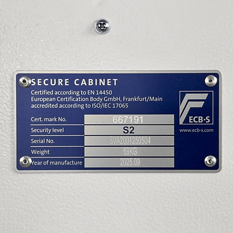 Plaque signalétique bleue d'une armoire de sécurité avec données de certification, logo ECB-S et niveau S2.