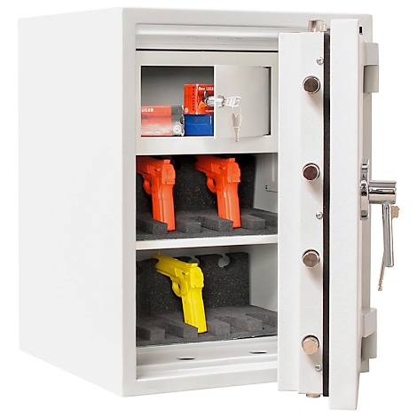 Coffre-fort blanc avec porte ouverte, jouets pistolets orange et jaune, munitions. Le coffre-fort est vide.