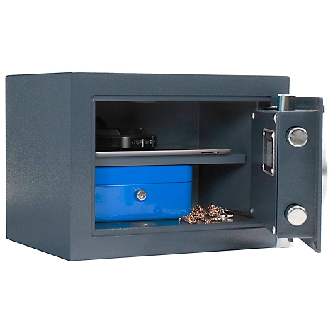 Coffre-fort gris ouvert avec boîte bleue, ordinateur portable et bijoux.