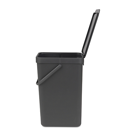 Cubo de basura gris con tapa abierta y asa.