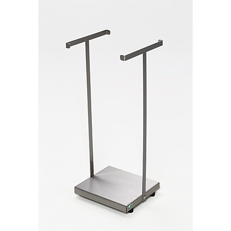 Soporte de ropa de metal gris, con dos soportes en forma de T. Se apoya sobre una base rectangular. Fondo neutro.