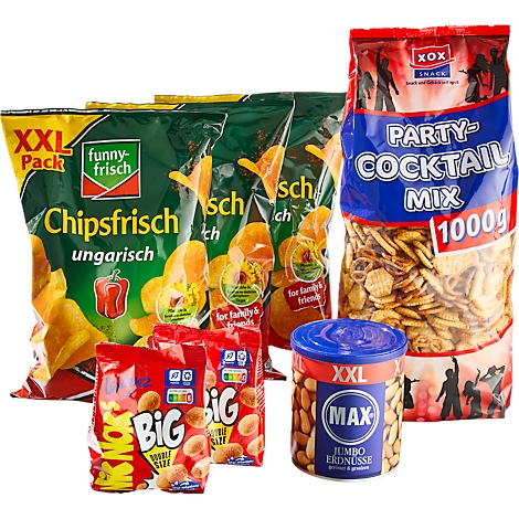 Divers paquets de snacks, dont des chips, des cacahuètes et un mélange de fête, sur fond blanc.