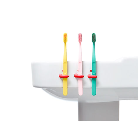 Colle polyvalente formable Sugru by tesa®, traitement 30 min, paquet de 8 (8 x 3,5 g), en rouge, bleu, jaune, noir et blanc.