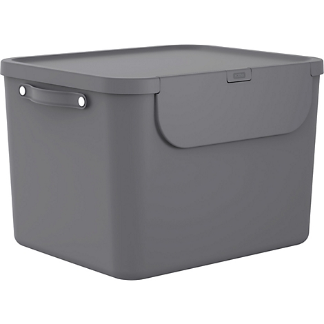 Trois poubelles grises avec des couvercles sont devant un mur blanc. Chaque couvercle porte des symboles blancs.