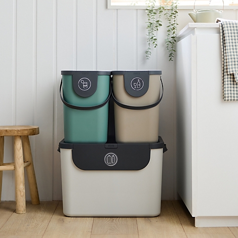 Une femme dépose une boîte à pizza dans une poubelle blanche avec un couvercle noir. Sur la boîte, on peut lire "PIZZA".