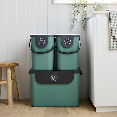 Boîte de rangement vert clair avec couvercle noir et autocollants de recyclage.