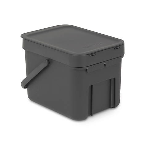 Bac à compost gris avec couvercle et poignée. Forme rectangulaire avec des détails sur le côté qui servent à la ventilation. Sur fond blanc.